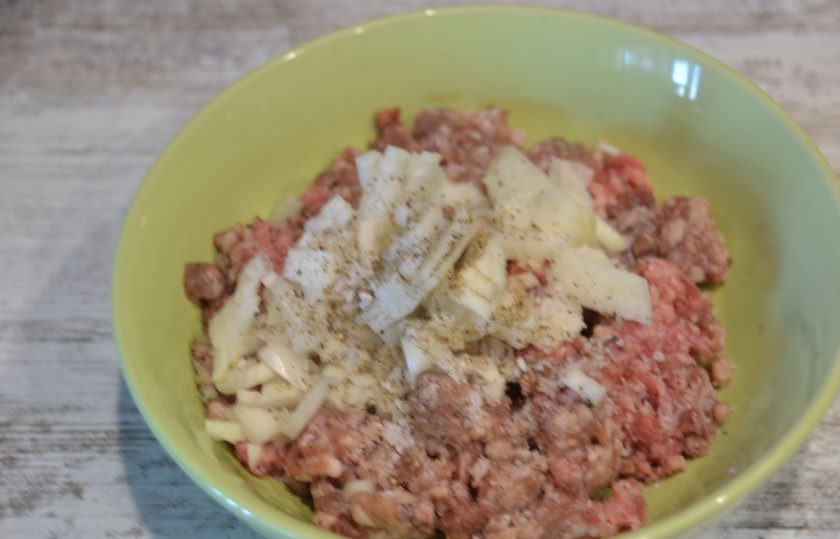 1. Этап. Чебуреки из говядины: Если фарш был приготовлен без лука (как у меня), измельчите лук, посолите, поперчите, хорошо перемешайте, отбейте.