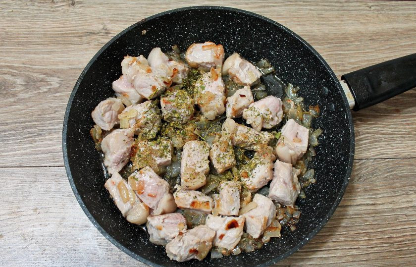 1. Этап. Мясо с баклажанами в горшочках в духовке: Прибавьте огонь и обжаривайте мясо в течение 10-15 минут, до полуготовности. Всыпьте специи, посолите и перемешайте, снимите с огня.