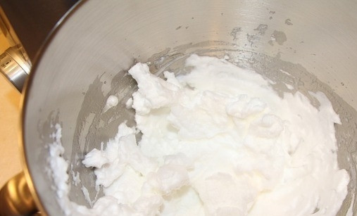 1. Этап. Пирожное Вишнёвый ноктюрн: Яичные белки охладите. Взбейте их до пены. Осторожно влейте в них получившийся сироп без стручков. Взбивайте ещё 30 секунд. Потом влейте агар-агар. Перемешивайте всё вместе 5 минут. Далее добавьте вишнёвое пюре и ещё раз всё хорошо перемешайте. А в конце добавьте холодные взбитые сливки. Замешайте единую массу для суфле.