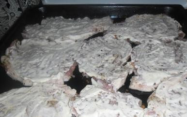 1. Этап. Отбивные из говядины с грибами: Смазываем каждую отбивную чайной ложкой майонеза. Ставим в разогретую духовку на средний огонь.