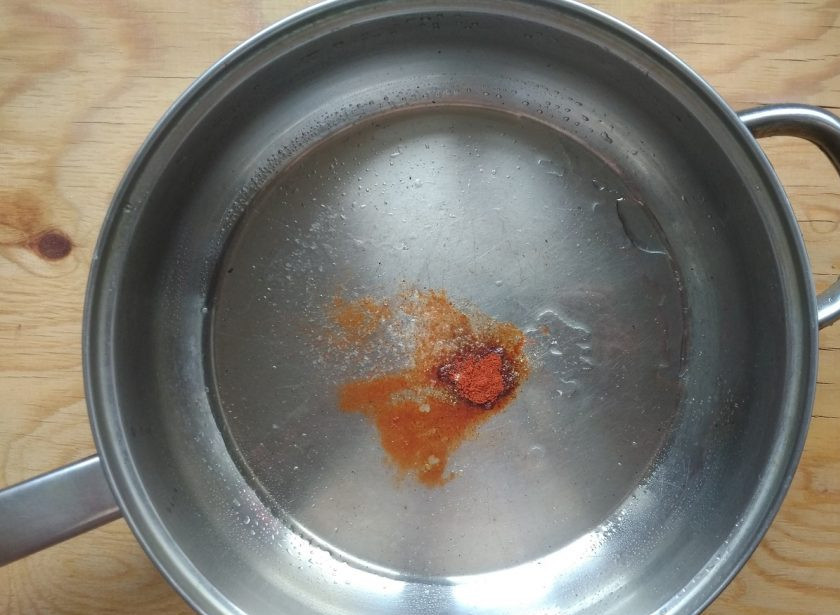 1. Этап. Тушеная пекинская капуста с морковью: 5. В глубокой сковороде разогрейте масло со специями.