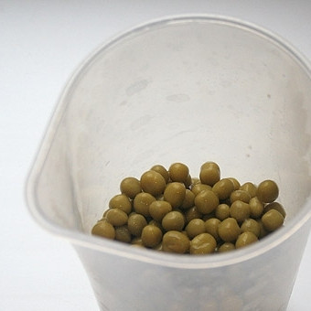 1. Этап. Крем-суп из курицы: Зеленый горошек измельчаем при помощи блендера.