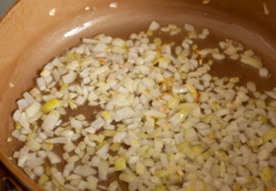 1. Этап. Плов с помидорами: Для начала мы наливаем в сотейник растительное масло и ставим его на огонь. Когда масло нагреется, выкладываем в него нарезанный мелко репчатый лук и измельченный чеснок, жарим овощи до золотистого цвета.