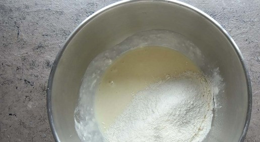 1. Этап. Картофельные булочки с сыром: К жидким компонентам добавляю смесь муки и дрожжей и замешиваю тесто.