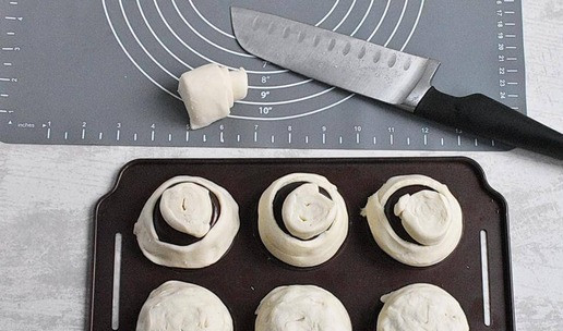 1. Этап. Слоеные корзиночки с чизкейком: 5. Рулет из теста разрежьте на кружочки, чуть раскатайте в одном направлении и положите донышками на корзиночки. Прижмите края.