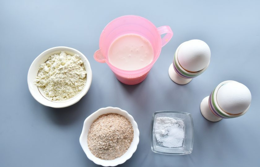 1. Этап. Лепешка без муки на сковороде: Для приготовления хлебной лепешки приготовьте продукты. Кефир используйте обезжиренный. Его можно заменить йогуртом или простоквашей.