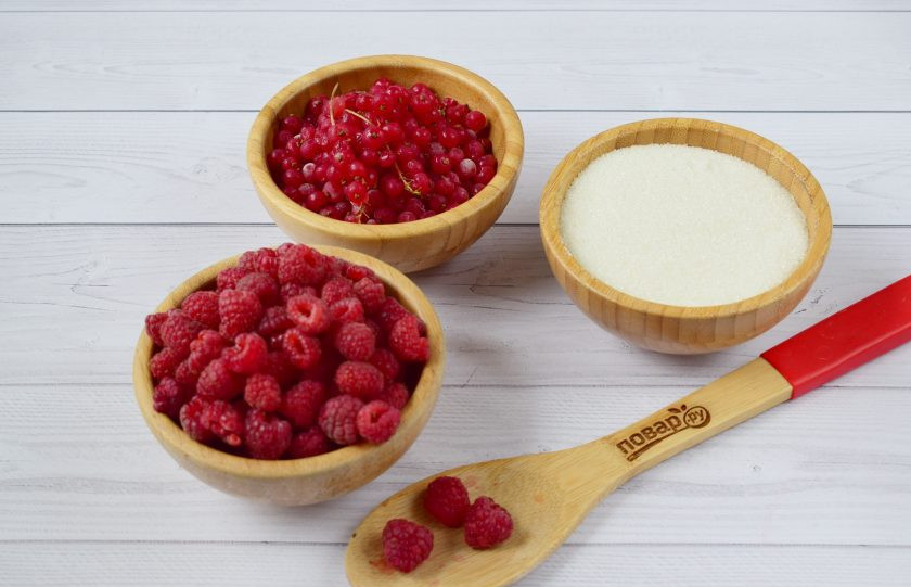 1. Этап. Мармелад из малины и красной смородины: 1. Малину и смородину переберите, удалите мелкий сор, веточки, плодоножки. Промойте в холодной воде.