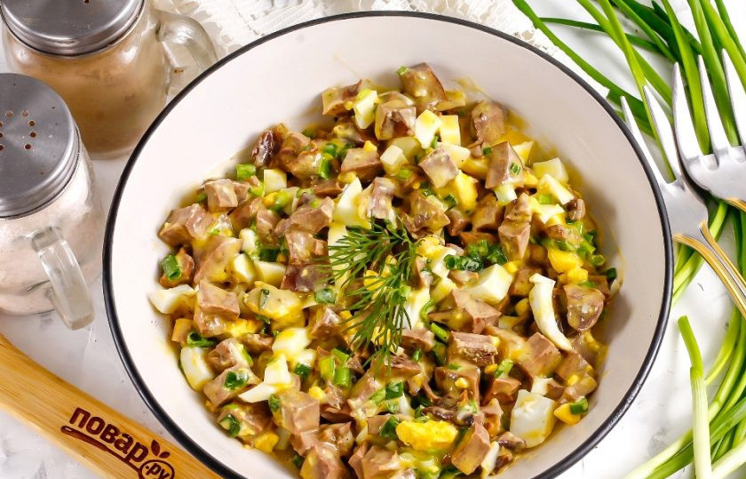 1. Этап. Салат из свиного сердца: Подайте салат к столу либо охладите его в холодильнике, он пропитается ароматом зеленого лука и станет еще вкуснее! Приятного аппетита!