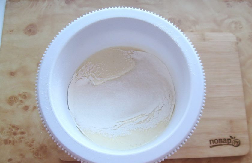 1. Этап. Яблочный пирог Фантазия: Молоко соедините с маслом и подогрейте. Влейте в миску и перемешайте миксером. Добавьте соду, погашенную уксусом. В последнюю очередь всыпьте муку.