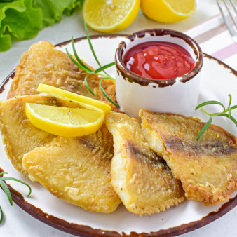 Филе тилапии в муке на сковороде