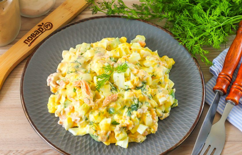 1. Этап. Салат с консервированной горбушей и яйцами: Выложите приготовленный салат на тарелку или в креманку и подайте к столу.