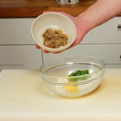 1. Этап. Баклажаны, фаршированные помидорами и сыром: Смешайте обжаренные баклажаны, сырые яйца, хлебные крошки, тертый сыр и соль. Этой смесью фаршируйте баклажаны.