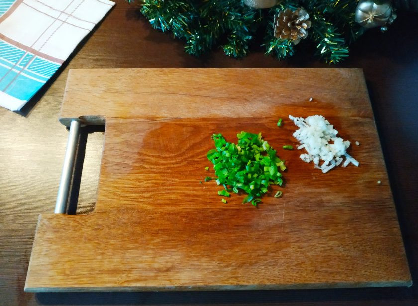 1. Этап. Цзяоцзы: Перья зеленого лучка промойте и мелко нашинкуйте. Такие же операции проделайте с долькой имбиря. Если любите поострее, можно добавить ломти имбиря побольше. Разделите лук и имбирь на две части: одна в соус и одна в фарш.
