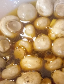 1. Этап. Салат с маринованными грибами: Замариновать шампиньоны в салатнице, смешав 3 столовых ложки бальзамика, оливковое масло, чеснок, сахар, соль и воду. Маринуйте минут 10.