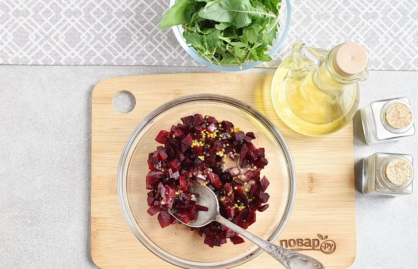 1. Этап. Салат из вареной свеклы с рукколой: Нарежьте свеклу мелкими кубиками. Выложите в миску. Полейте половиной заправки и перемешайте.