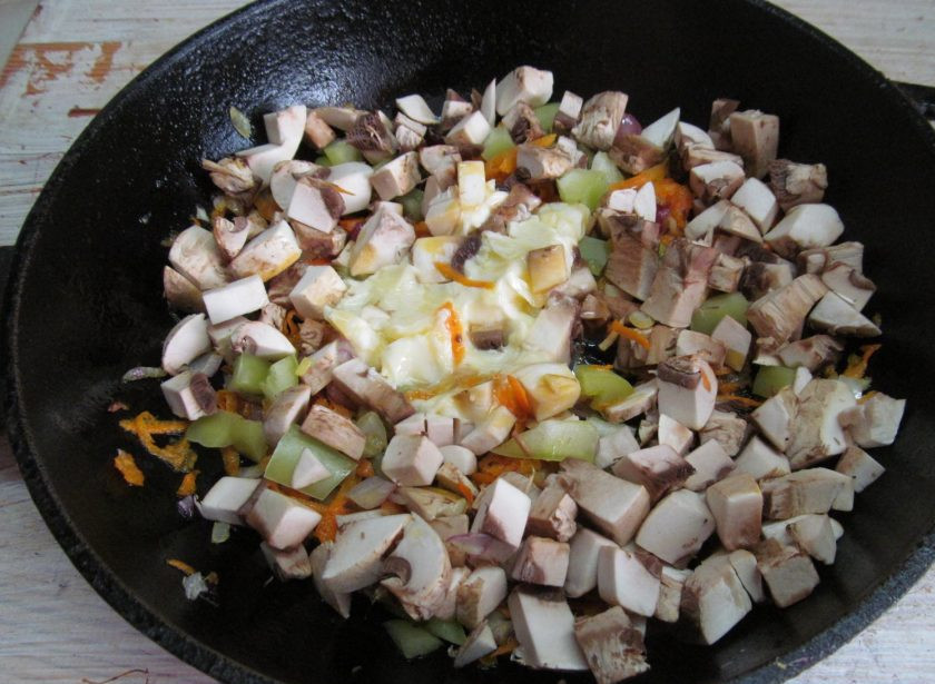 1. Этап. Кабачки с рисом и грибами: Высыпаем к овощам, перемешиваем, посолите и поперчите. Если мало масла, добавьте. Я люблю грибы готовить со сливочным маслом, добавляю 1 ч.ложку. Вы же готовьте на свой вкус, добавьте еще растительное масло. Накройте крышкой и тушите на малом огне минут 10.