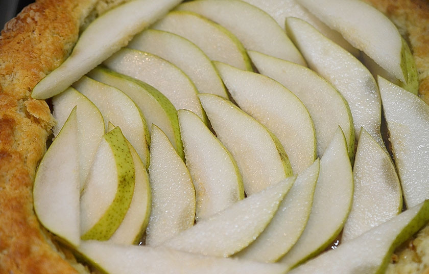 1. Этап. Магрибский грушевый пирог: 11. Выложите сверху. Верните пирог в духовку и запекайте около 30 минут.