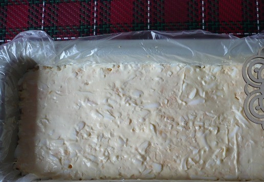 1. Этап. Салат рождественский Золотое полено: Отварите куриные яйца, очистите от скорлупы, натрите их на крупной терке. Выложите следующим слоем, смажьте майонезом, разровняйте. Накройте пищевой пленкой и поставьте салат в холодильник на 15 минут.