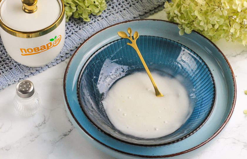 1. Этап. Сладкая помадка для булочек: В самом конце помадка будет густоватой, тягучей. Она должна плавно стекать с ложки или вилки. Если у вас получилась слишком густая масса, то просто добавьте еще немного лимонного сока.