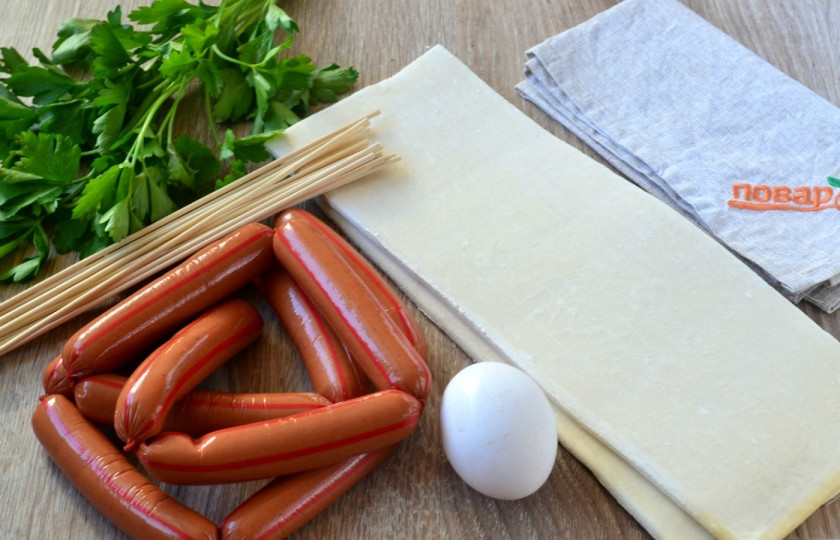 1. Этап. Сосиски в тесте на шпажках: Подготовьте все необходимые ингредиенты. Кроме всего перечисленного вам понадобятся также длинные бамбуковые палочки, на которые будем нанизывать сосиски. Конечно, на вкус готового блюда эти палочки никак не повлияют, но сделают блюдо более интересным и необычным.
