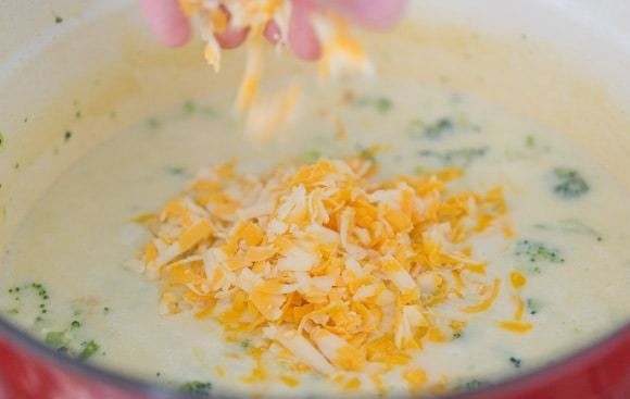 1. Этап. Крем-суп с сыром и брокколи: Спустя 10 минут варки натрите в суп сыр.