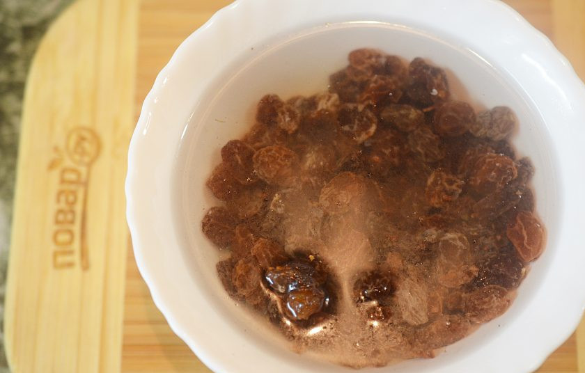 1. Этап. Пасхальный кулич в хлебопечке: 2. Изюм помойте и залейте кипятком. Затем воду слейте.