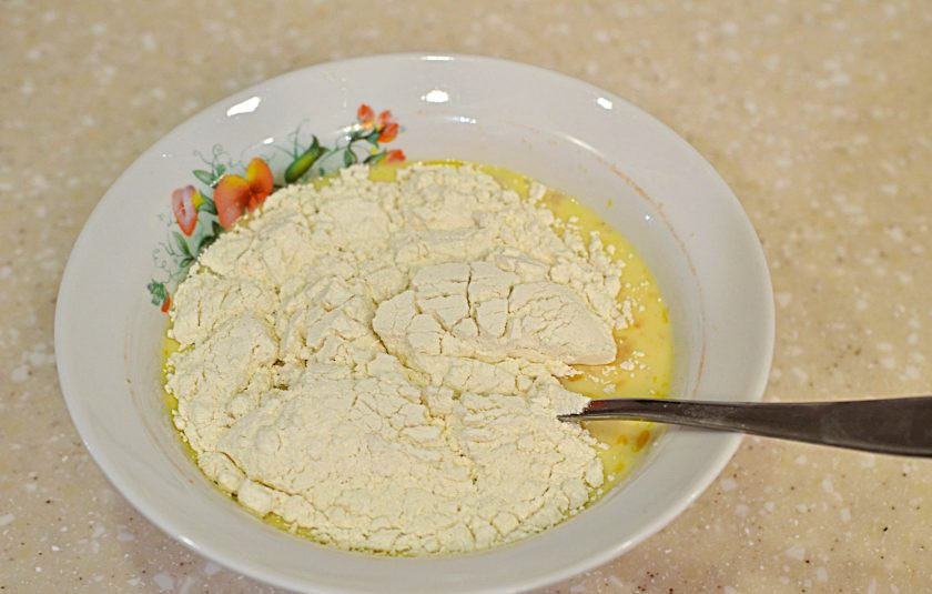 1. Этап. Панкейки с кокосовой мукой: Просейте муку.