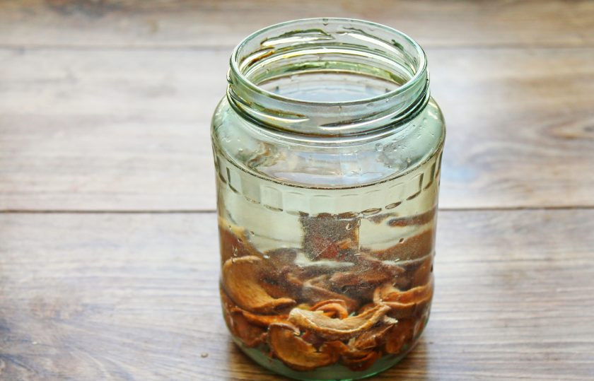 1. Этап. Грушевая настойка: Влейте в банку водку, плотно закройте и потрясите.