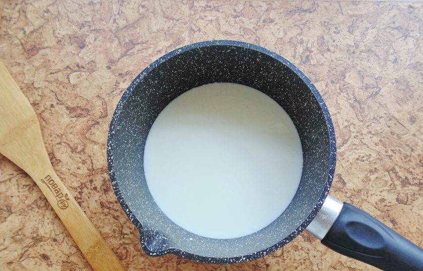 1. Этап. Крем Пломбир на сливках: В кастрюлю налейте молоко и поставьте на плиту.