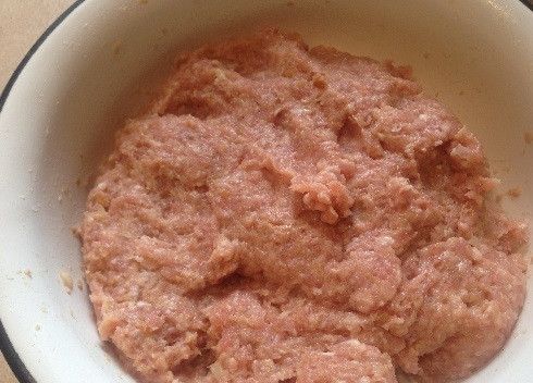 1. Этап. Мясные кексы с брокколи: 3. И вымешиваем до однородности, а затем отбиваем фарш.