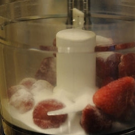 1. Этап. Клубничный щербет: В чашу блендера или кухонного комбайна помещаем замороженную клубнику, лимонный сок и сахар. Если у вас свежая ягода, то просто за час положите ее в морозилку, чтобы она подмерзла.