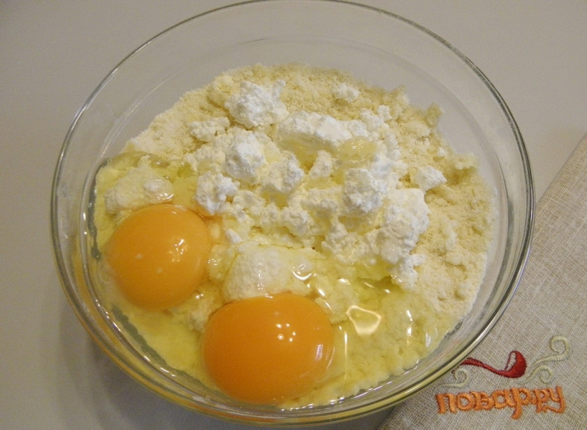 1. Этап. Кексики творожные с изюмом: Добавьте творог, яйца, ванильный сахар. Тщательно перемешайте тесто.