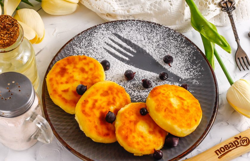 1. Этап. Сырники из творога с корицей: Выложите горячие сырники на тарелку, украсьте по своему вкусу и подайте к столу с горячими напитками.