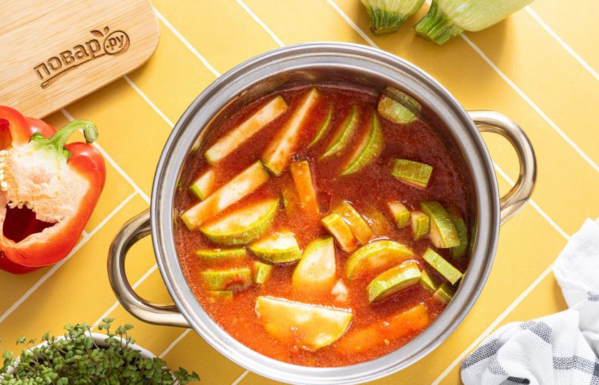 1. Этап. Лечо из кабачков без стерилизации: Добавьте кабачки в кастрюлю. Варите около 15 минут, периодически аккуратно помешивая.