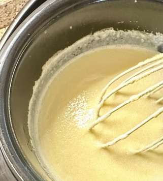 1. Этап. Манная каша без комочков. В мультиварке: Нужно добиться, чтобы образовалась такая равномерная, манно-молочная смесь. Она должна получиться примерно, как сметана. Подчеркну! И чтобы не единого комочка!