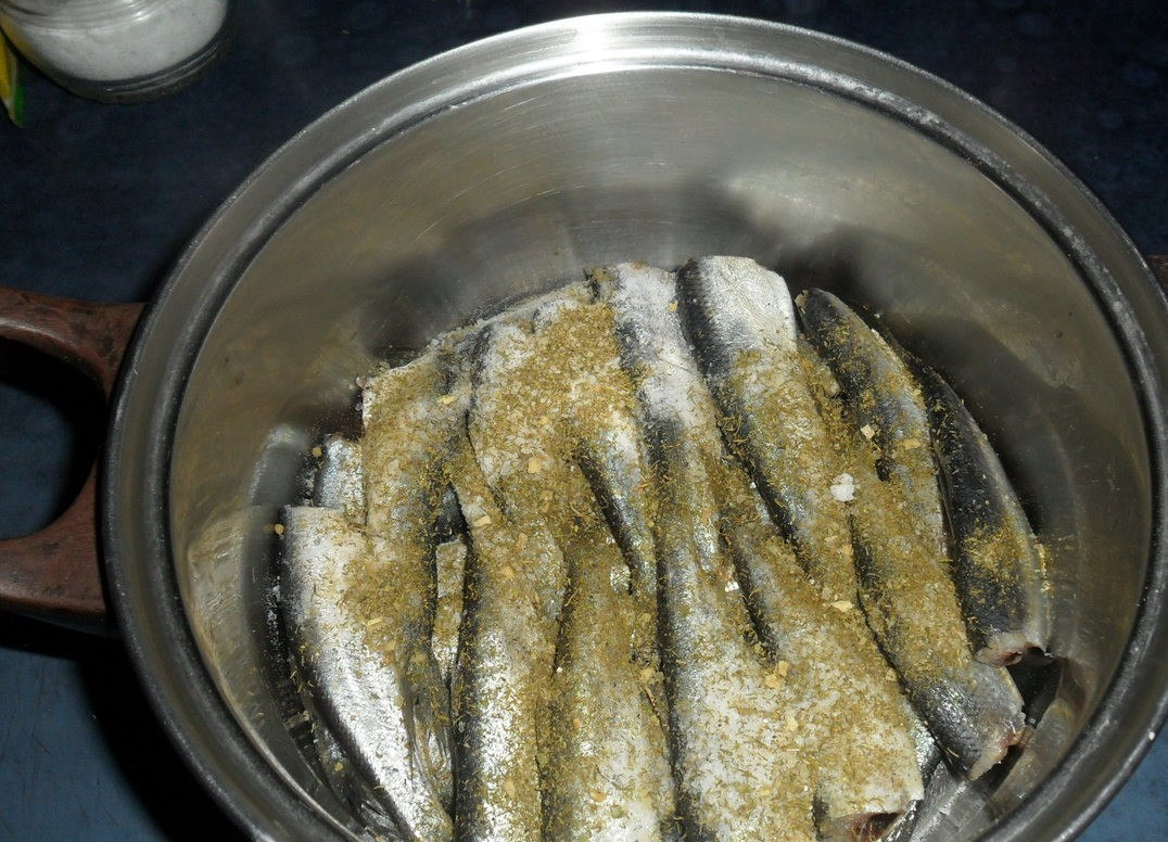 1. Stage. Sprats from herring: Pour hot tea (if custard, strain through a strainer) and put on a very small heat. 1 hour later (I do it in 40 minutes) add vegetable oil. another hour later (40 minutes) add vinegar and 20 minutes before the end of cooking bay leaves to your liking))