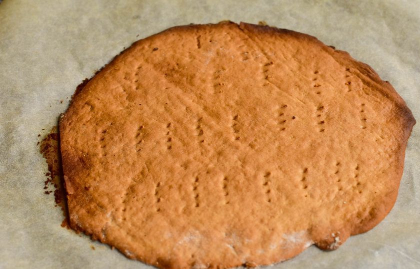 1. Этап. Медовик с бананом и киви: Отправьте корж в разогретую до 190 градусов духовку на 4-6 минут.