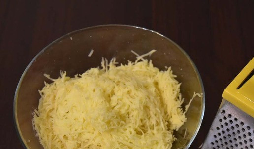1. Этап. Хашбраун в вафельнице: Картофель натираю на мелкой терке. Получившийся вес 900 граммов.