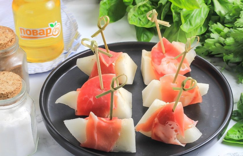 1. Этап. Дыня Прошутто: Таким образом приготовьте и остальную закуску. Можно сверху украсить ее листочками базилика или кинзы, петрушки.