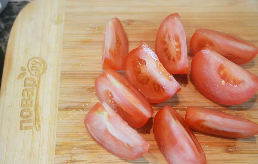 1. Этап. Гаспачо с редисом и фенхелем: 4 помидора нарежьте дольками.