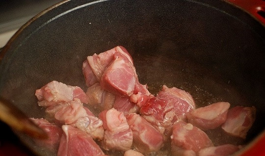 1. Этап. Плов узбекский: 4. Жир достаньте и отправьте туда мясо.