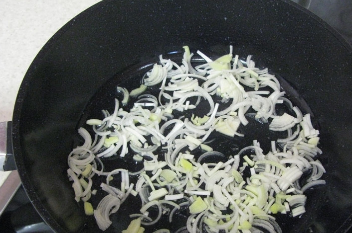 1. Этап. Кабачки тушеные с мясом: В сковороду наливаем небольшое количество растительного масла и обжариваем на нем лук-порей несколько минут.