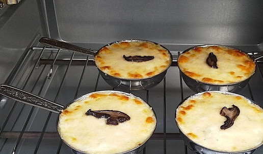 1. Этап. Жюльены из белых грибов: Разогреть духовку до 200*. (У меня дачная маленькая духовка. ) Готовить жюльены — до расплавления сыра.