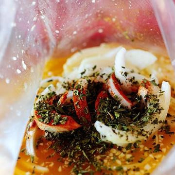 1. Этап. Свиные отбивные с жареной фасолью: 1. Смешать апельсиновый сок, сок лайма, измельченный чеснок, тмин, кайенский перец, сушеный орегано и тонко нарезанный лук в большом герметично закрывающемся пластиковом пакете. Встряхнуть его, чтобы все ингредиенты равномерно перемешались.