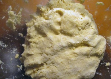 1. Этап. Быстрое слоеное тесто за 15 минут: Выливаем воду в масляно-мучную смесь, быстро замешиваем тесто. Из такого теста можно делать выпечку сразу же.