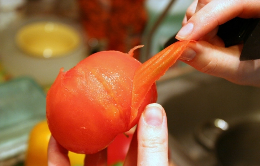 1. Этап. Печень по-бефстрогановски: Помидоры обдать кипятком и снять с них кожицу. Измельчить ножом.