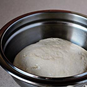 1. Этап. Чесночные булочки: Переложите тесто в, слегка, смазанную оливковым маслом миску.