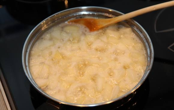 1. Этап. Пюре из груши для грудничка: Сложить в небольшую кастрюлю или ковшик, залить чистой водой — на пол пальца выше поверхности фруктов. Варить на медленном огне 10-15 минут, после чего остудить.