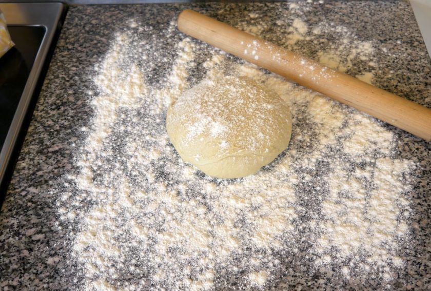 1. Этап. Плюшки Улитки: 1. Смешайте теплое молоко с сахаром, дрожжами, затем введите яйца и муку, замесите тесто. Нарежьте 200 грамм сливочного масла кусочками и добавьте в тесто, перемешайте.