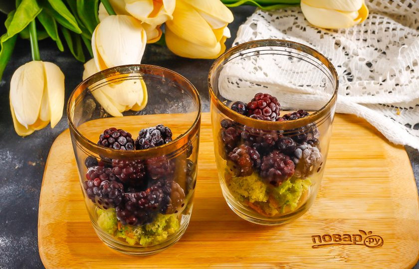 1. Этап. Ягодные трайфлы: Добавьте туда же ягоды. Если вы используете свежие ягоды, то промойте их и удалите косточки. Если ягоды замороженные, то выкладывайте их без размораживания.